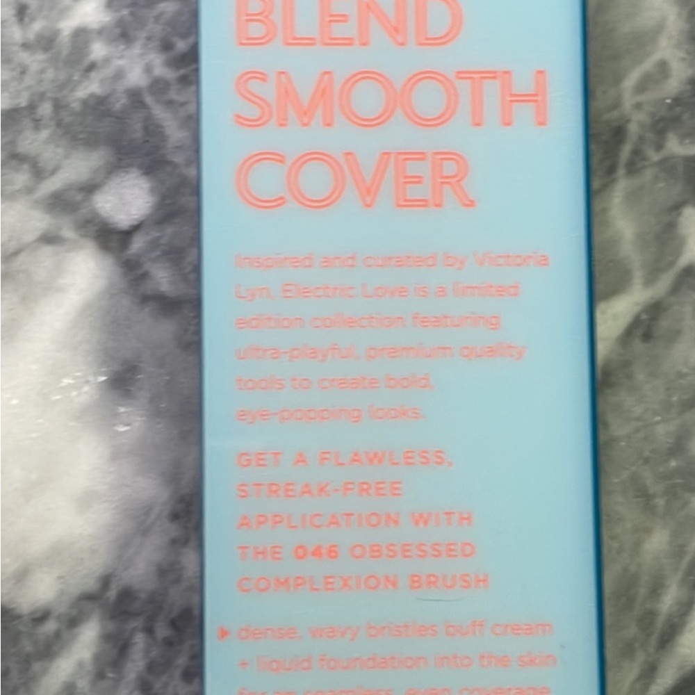 New Real Techniques Electric Love Completion Brush - Picture 2 of 3